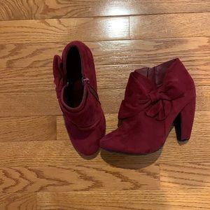 Red velvet heels with bow